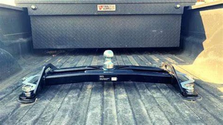 How do you install a gooseneck hitch